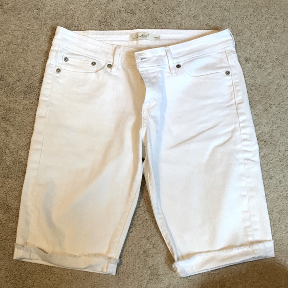 Levi women’s denim low rise shorts. Size 8. Excellent condition